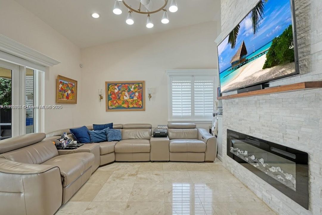 For Rent: $4,100 (4 beds, 2 baths, 1832 Square Feet)