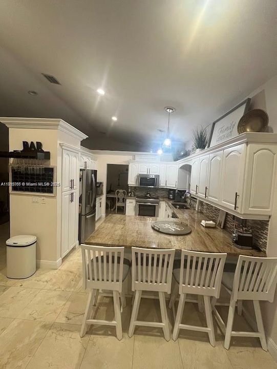 For Rent: $4,100 (4 beds, 2 baths, 1832 Square Feet)