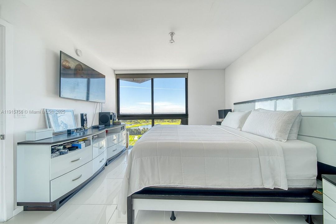 For Sale: $575,000 (2 beds, 2 baths, 1052 Square Feet)