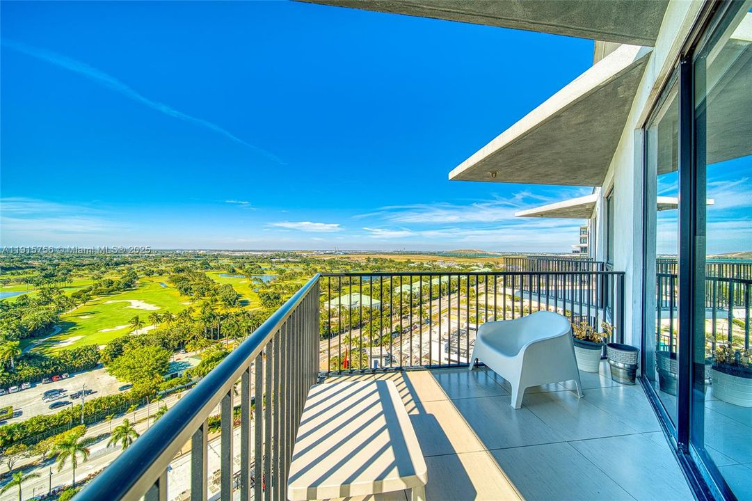 For Sale: $575,000 (2 beds, 2 baths, 1052 Square Feet)