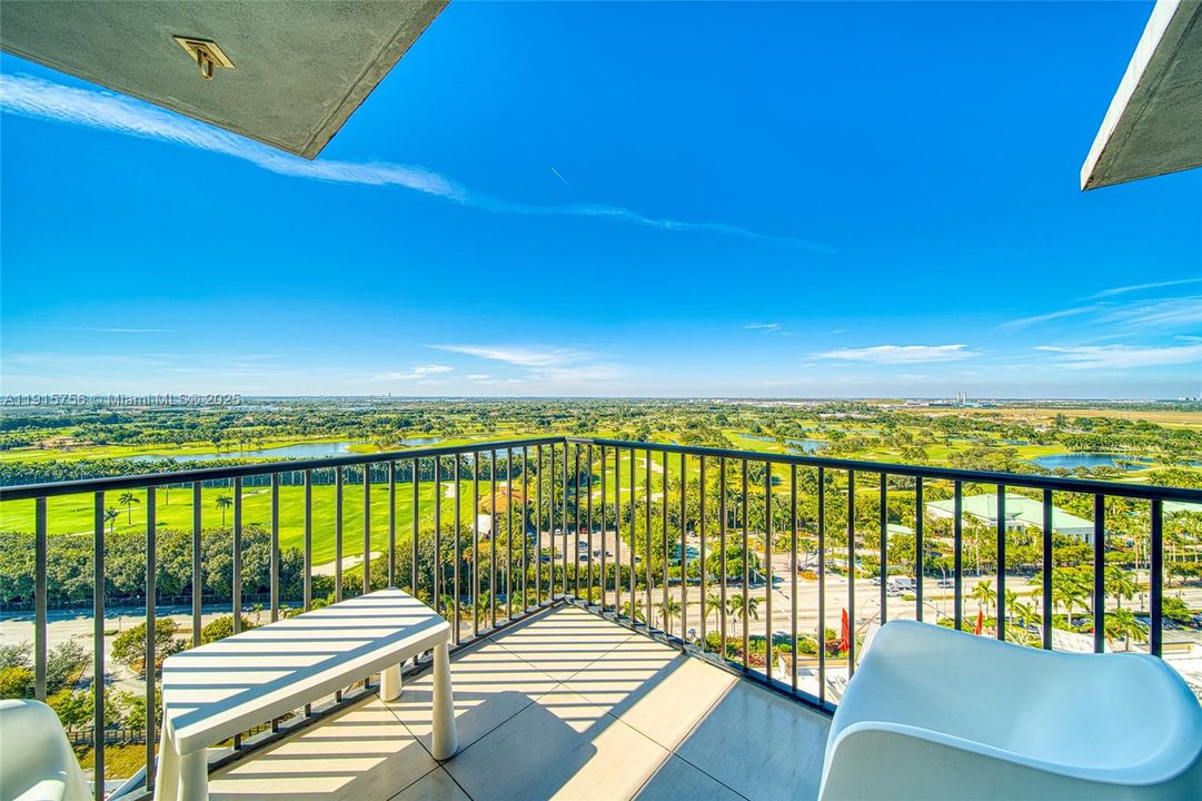 For Sale: $575,000 (2 beds, 2 baths, 1052 Square Feet)