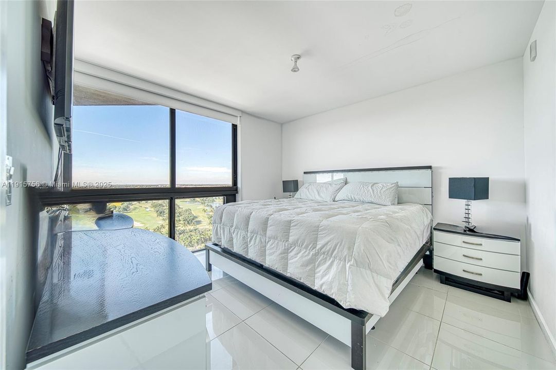 For Sale: $575,000 (2 beds, 2 baths, 1052 Square Feet)