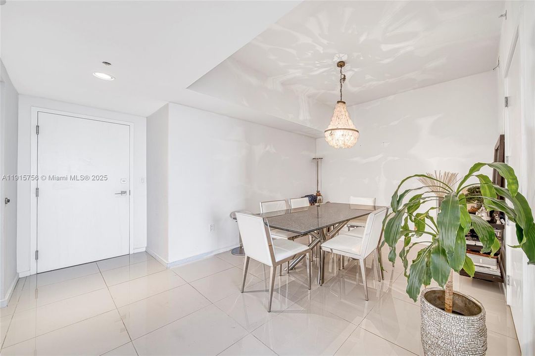 For Sale: $575,000 (2 beds, 2 baths, 1052 Square Feet)