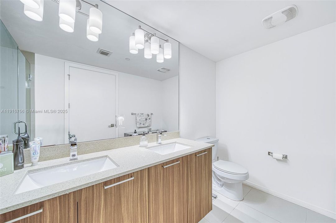 For Sale: $575,000 (2 beds, 2 baths, 1052 Square Feet)