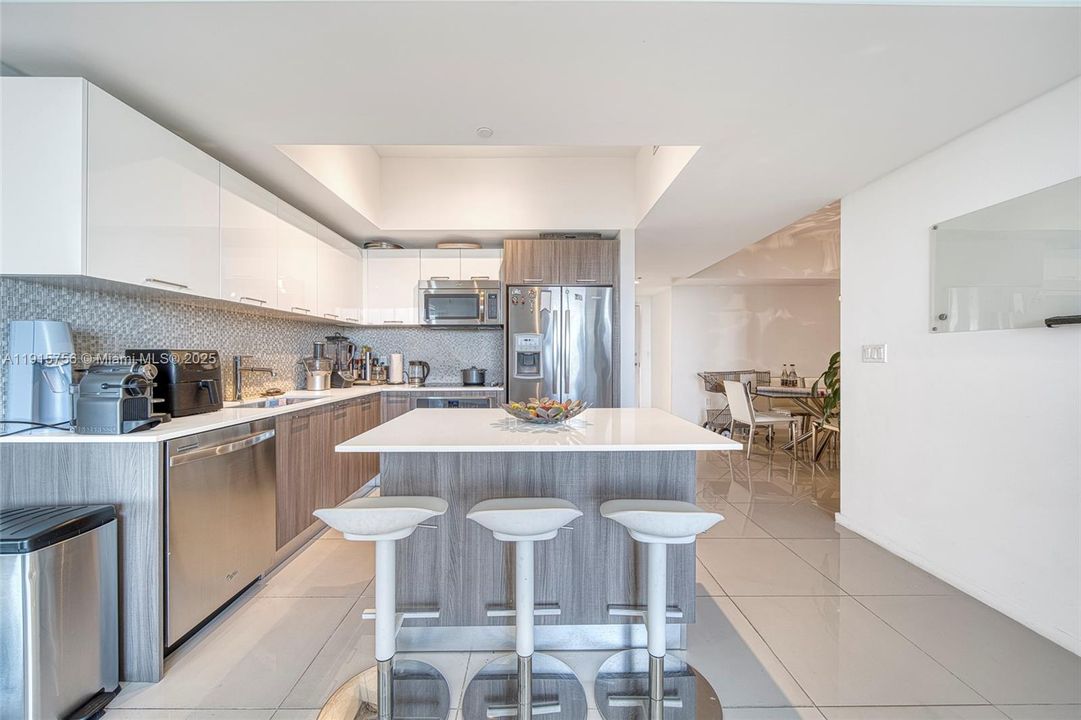 For Sale: $575,000 (2 beds, 2 baths, 1052 Square Feet)