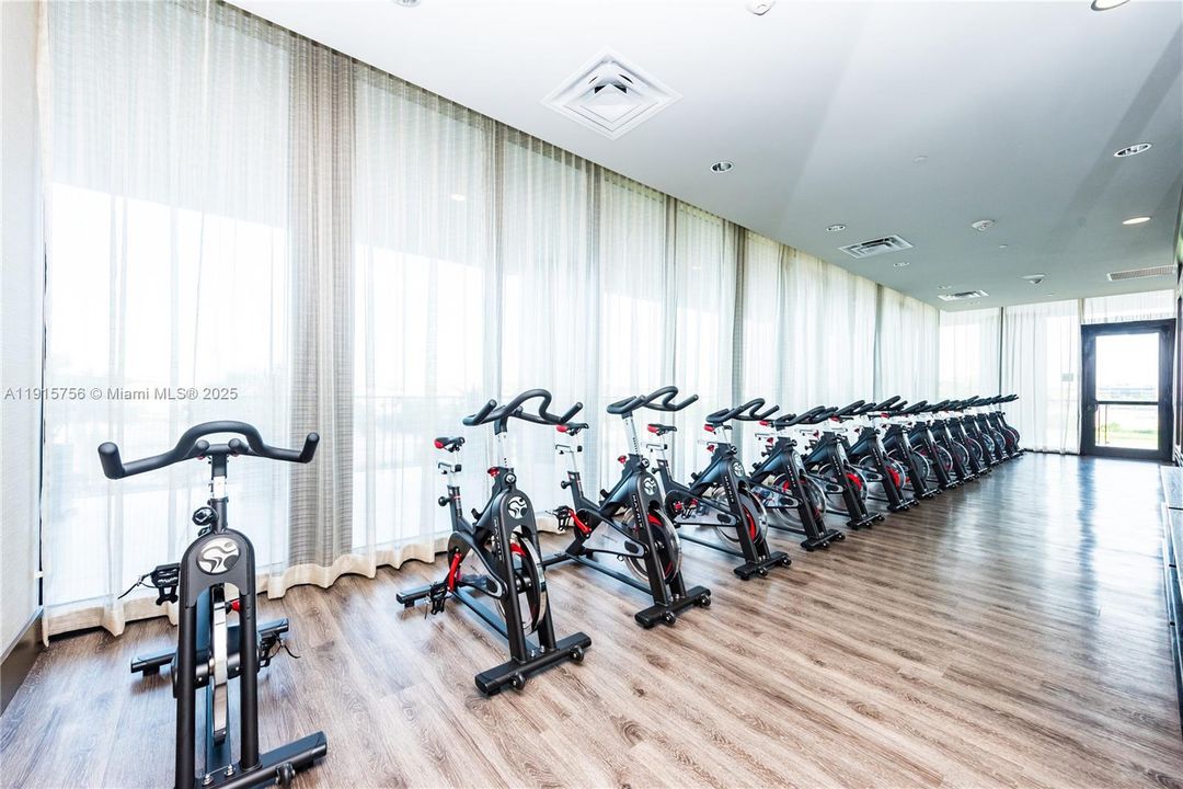 For Sale: $575,000 (2 beds, 2 baths, 1052 Square Feet)