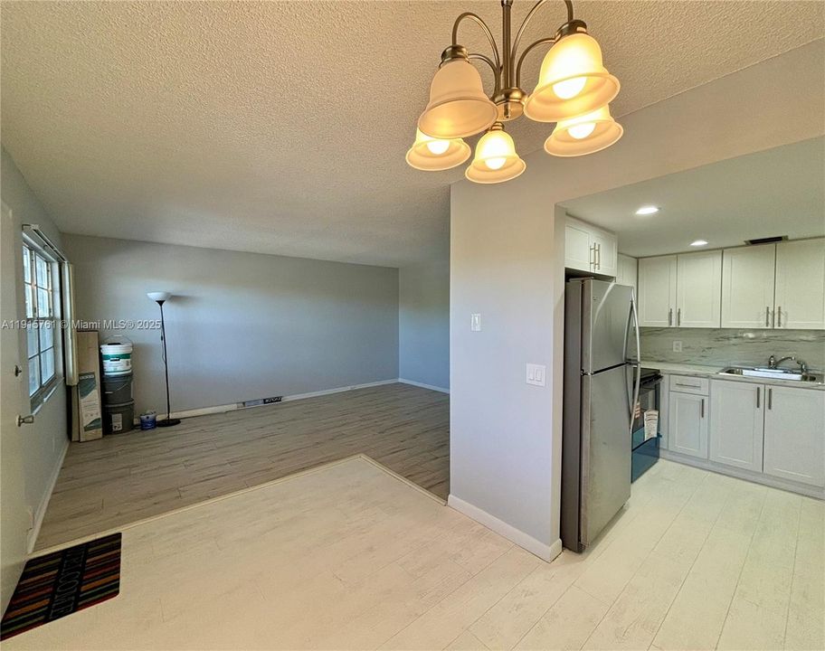 Active With Contract: $1,800 (2 beds, 1 baths, 953 Square Feet)