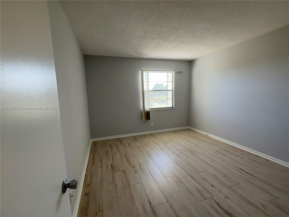 Active With Contract: $1,800 (2 beds, 1 baths, 953 Square Feet)