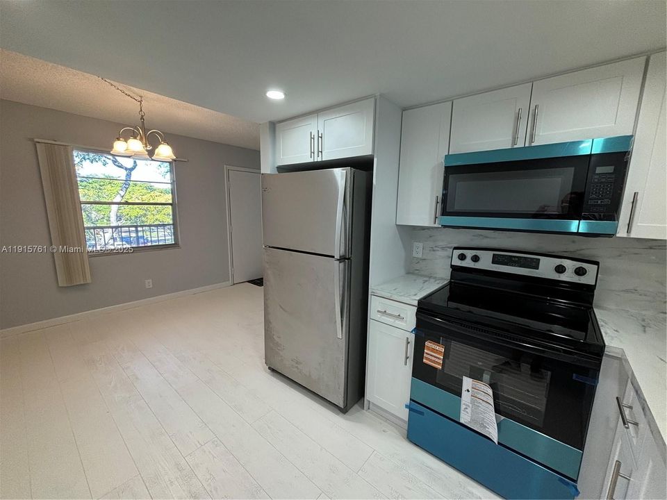 Active With Contract: $1,800 (2 beds, 1 baths, 953 Square Feet)