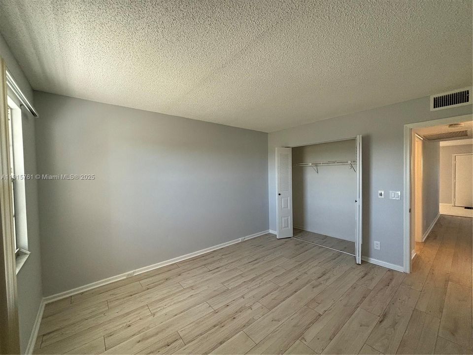 Active With Contract: $1,800 (2 beds, 1 baths, 953 Square Feet)