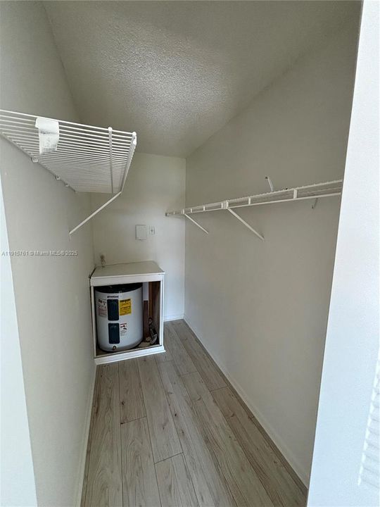 Active With Contract: $1,800 (2 beds, 1 baths, 953 Square Feet)