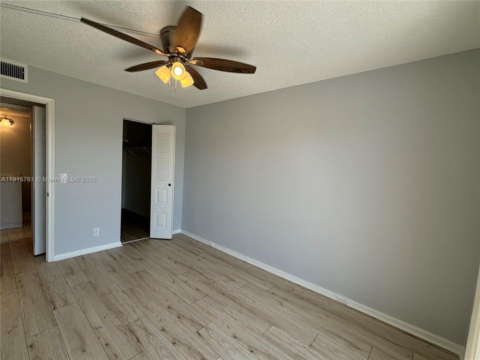 Active With Contract: $1,800 (2 beds, 1 baths, 953 Square Feet)