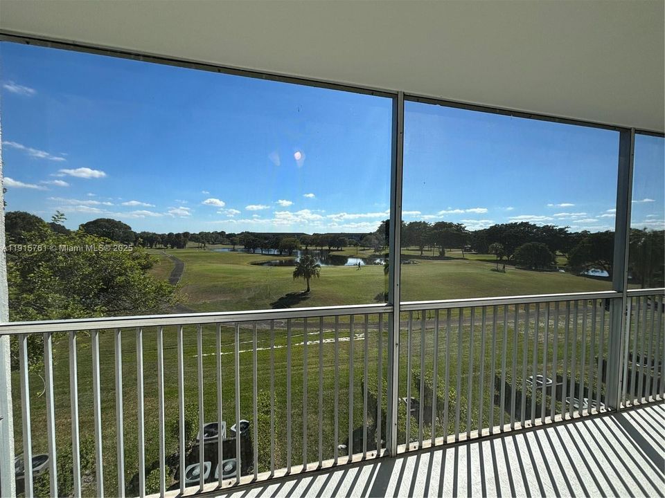 Active With Contract: $1,800 (2 beds, 1 baths, 953 Square Feet)