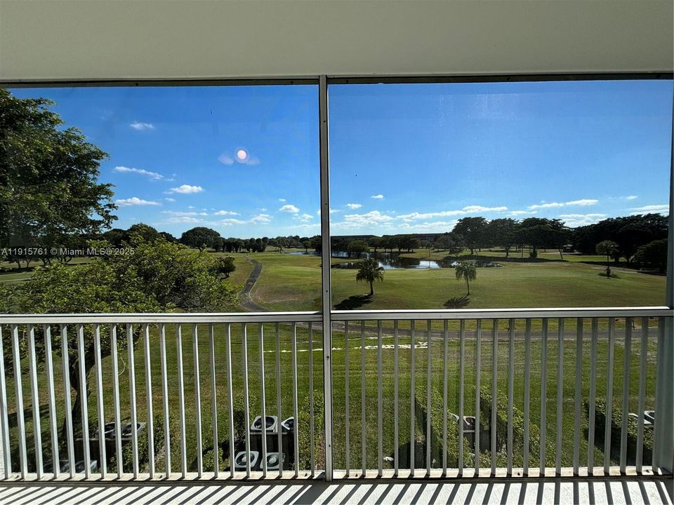 Active With Contract: $1,800 (2 beds, 1 baths, 953 Square Feet)