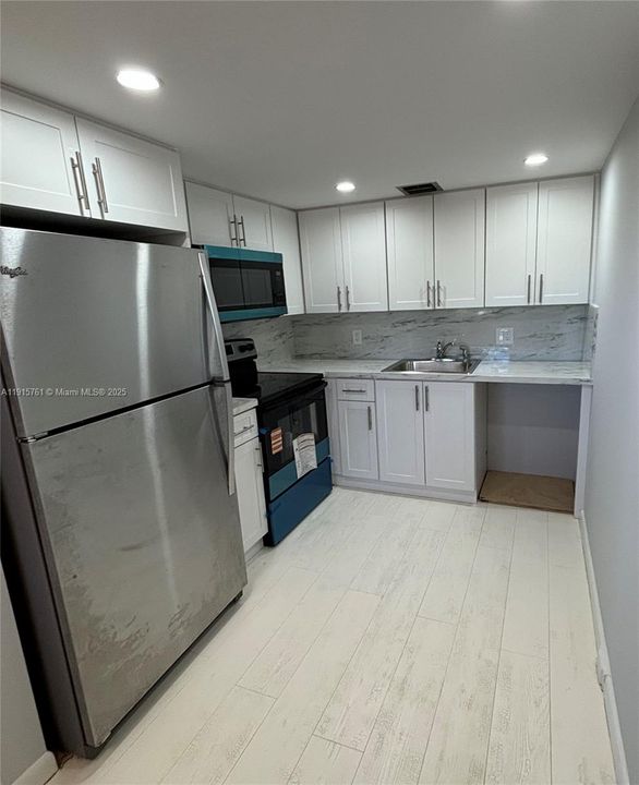 Active With Contract: $1,800 (2 beds, 1 baths, 953 Square Feet)