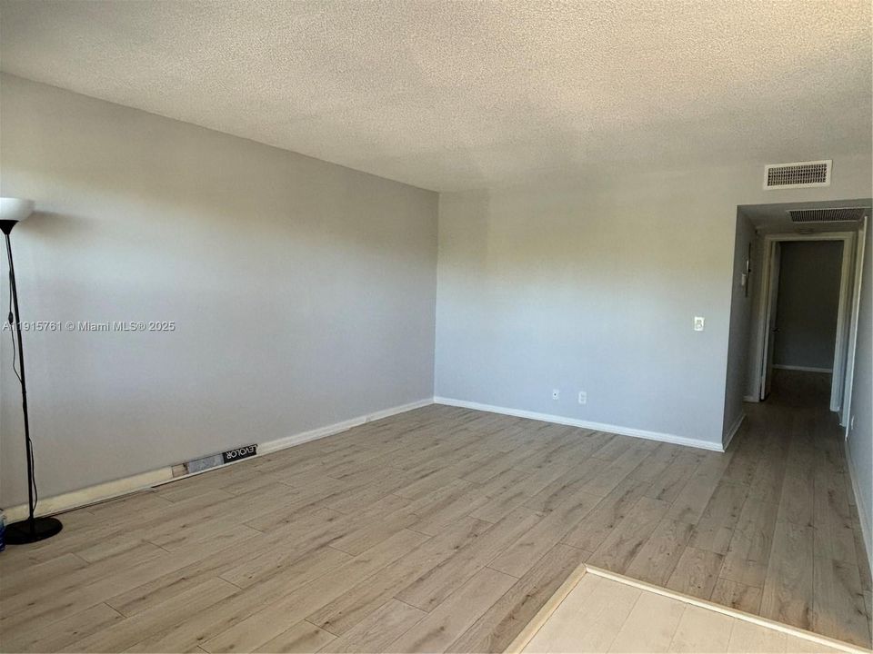 Active With Contract: $1,800 (2 beds, 1 baths, 953 Square Feet)
