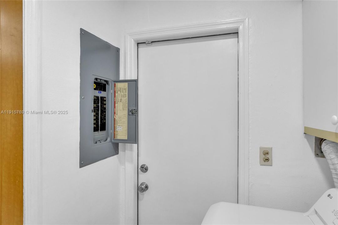 合同活跃: $650,000 (3 贝兹, 2 浴室, 1582 平方英尺)