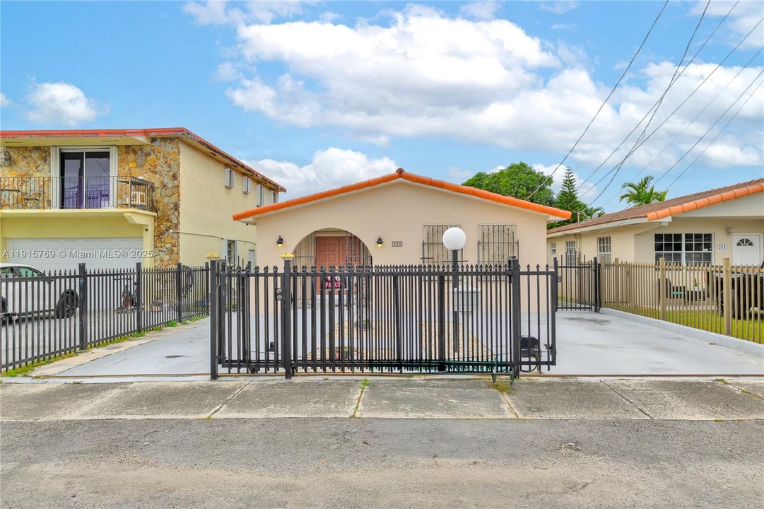 合同活跃: $650,000 (3 贝兹, 2 浴室, 1582 平方英尺)