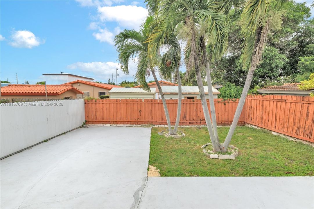 合同活跃: $650,000 (3 贝兹, 2 浴室, 1582 平方英尺)