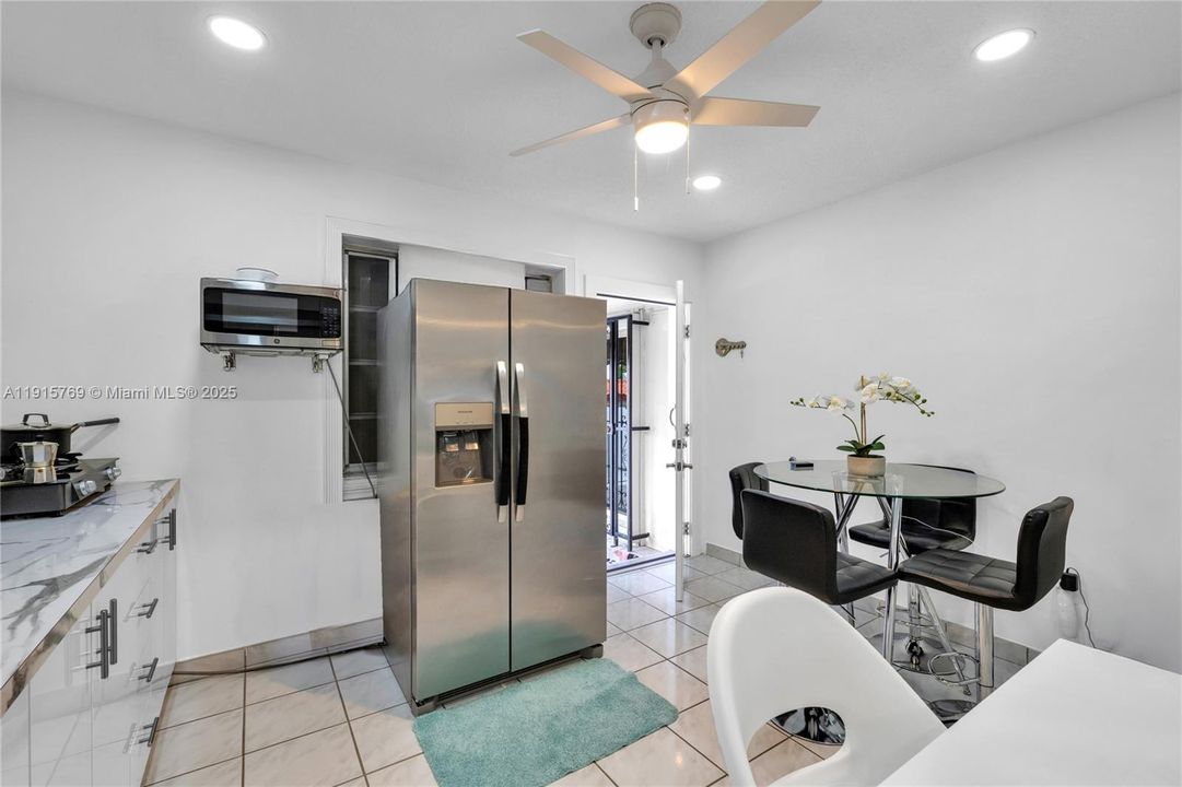 合同活跃: $650,000 (3 贝兹, 2 浴室, 1582 平方英尺)