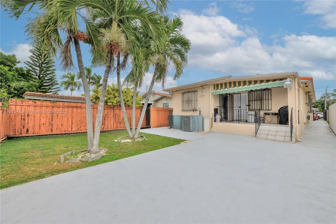 合同活跃: $650,000 (3 贝兹, 2 浴室, 1582 平方英尺)