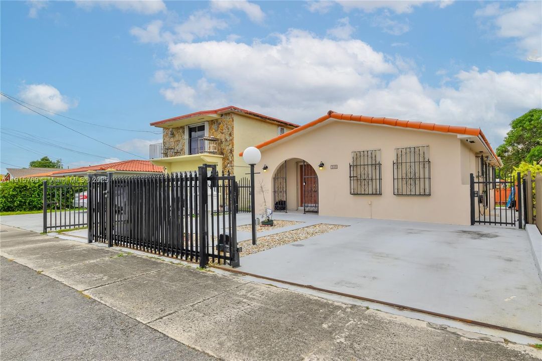 合同活跃: $650,000 (3 贝兹, 2 浴室, 1582 平方英尺)