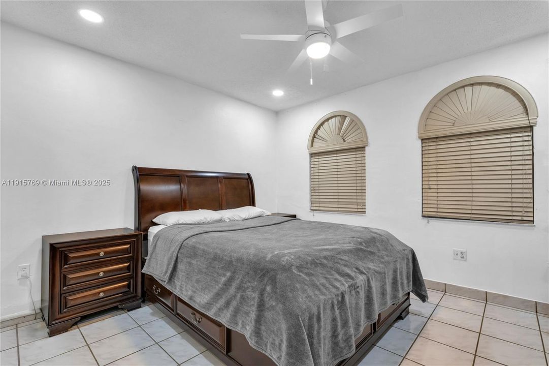 合同活跃: $650,000 (3 贝兹, 2 浴室, 1582 平方英尺)