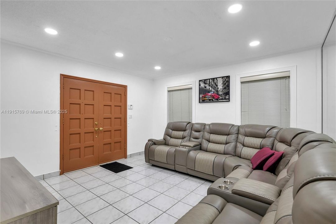 合同活跃: $650,000 (3 贝兹, 2 浴室, 1582 平方英尺)