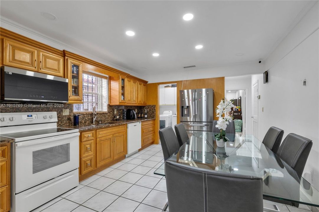 合同活跃: $650,000 (3 贝兹, 2 浴室, 1582 平方英尺)