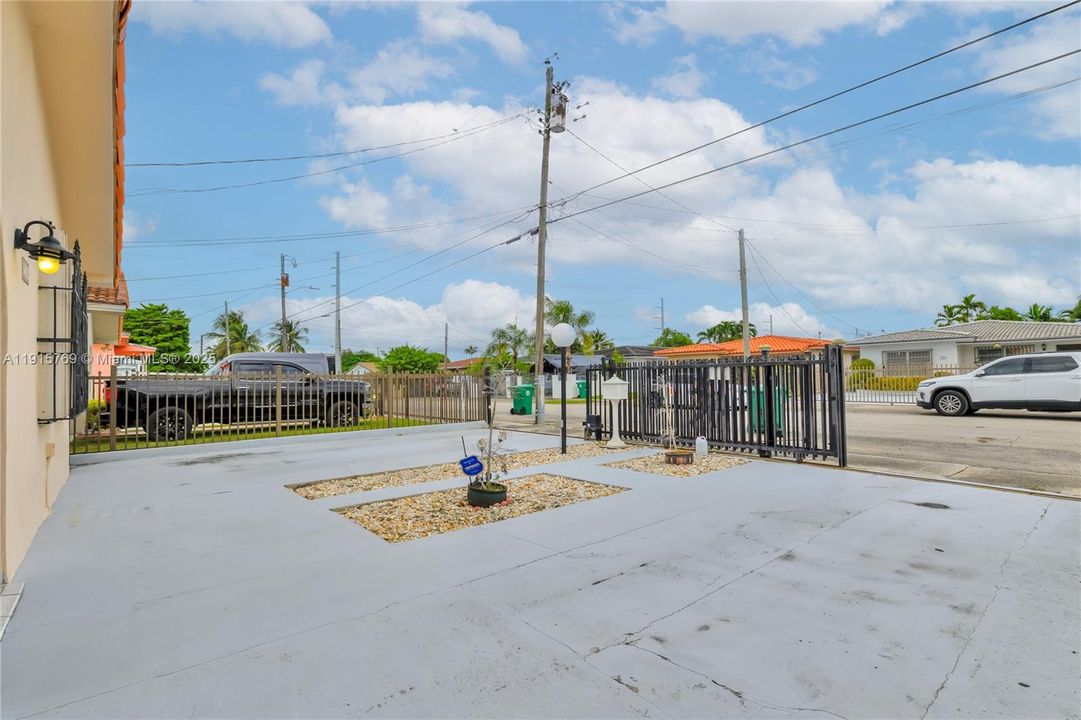 合同活跃: $650,000 (3 贝兹, 2 浴室, 1582 平方英尺)