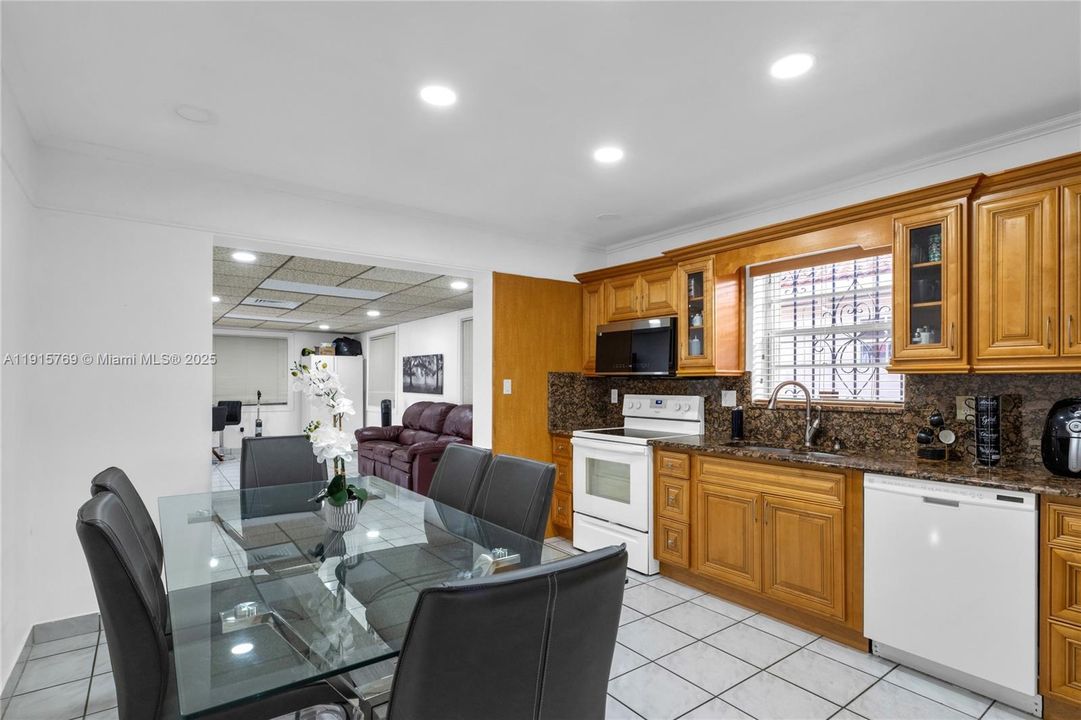 合同活跃: $650,000 (3 贝兹, 2 浴室, 1582 平方英尺)