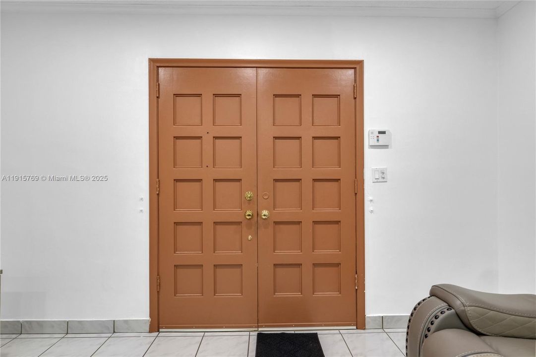 合同活跃: $650,000 (3 贝兹, 2 浴室, 1582 平方英尺)