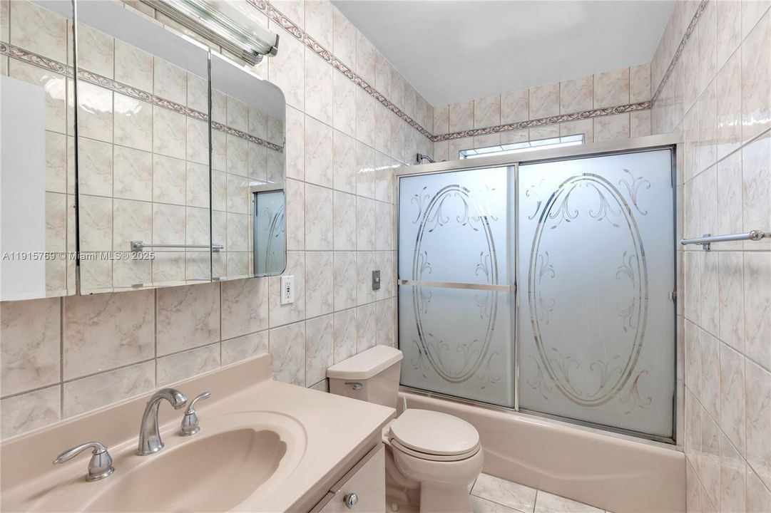 合同活跃: $650,000 (3 贝兹, 2 浴室, 1582 平方英尺)