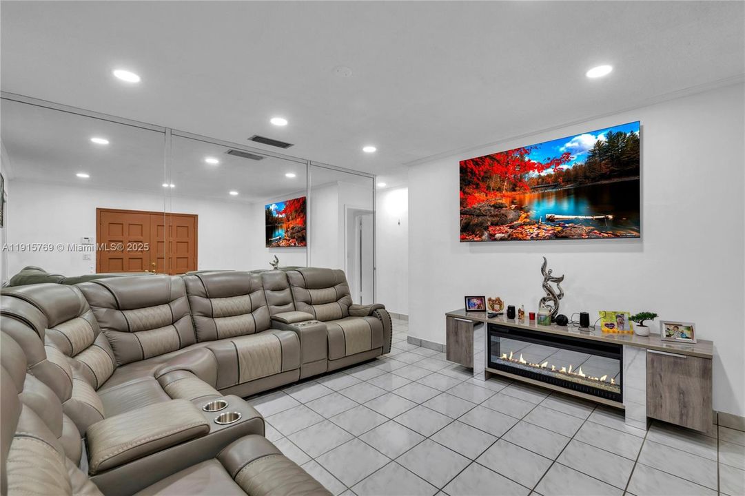 合同活跃: $650,000 (3 贝兹, 2 浴室, 1582 平方英尺)