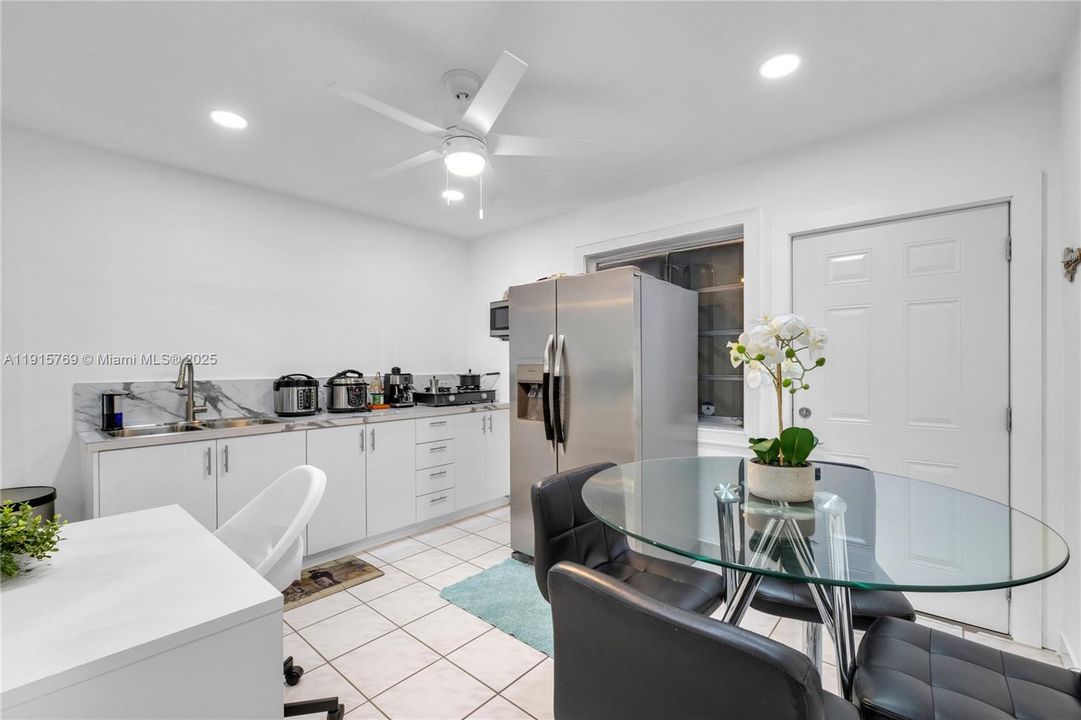 合同活跃: $650,000 (3 贝兹, 2 浴室, 1582 平方英尺)