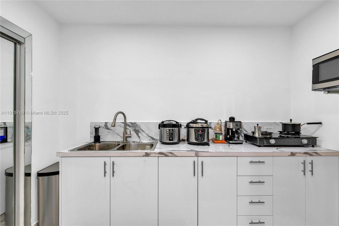 合同活跃: $650,000 (3 贝兹, 2 浴室, 1582 平方英尺)