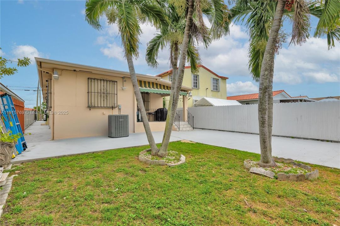 合同活跃: $650,000 (3 贝兹, 2 浴室, 1582 平方英尺)