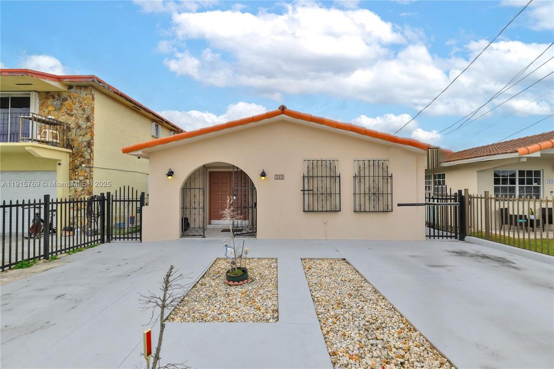 合同活跃: $650,000 (3 贝兹, 2 浴室, 1582 平方英尺)