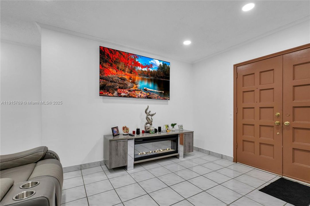 合同活跃: $650,000 (3 贝兹, 2 浴室, 1582 平方英尺)