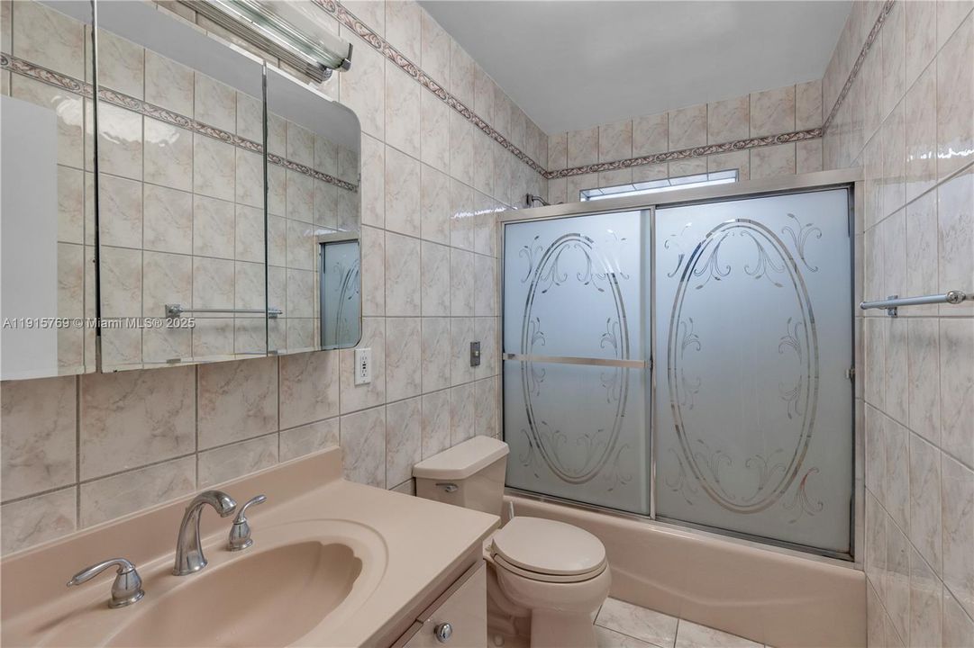 合同活跃: $650,000 (3 贝兹, 2 浴室, 1582 平方英尺)