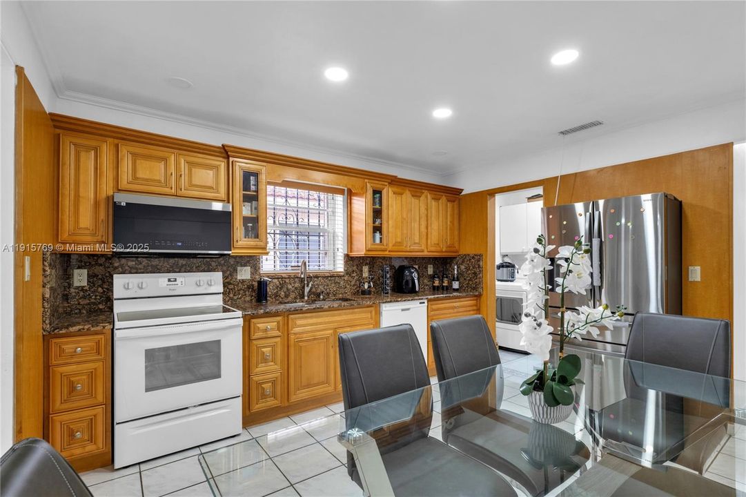 合同活跃: $650,000 (3 贝兹, 2 浴室, 1582 平方英尺)