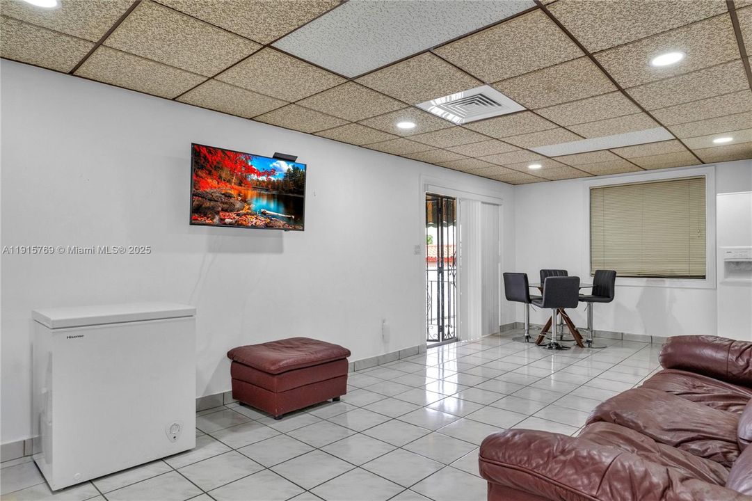 合同活跃: $650,000 (3 贝兹, 2 浴室, 1582 平方英尺)