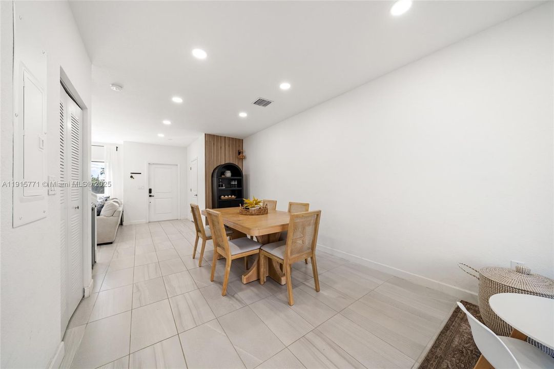 For Sale: $340,000 (3 beds, 2 baths, 1464 Square Feet)