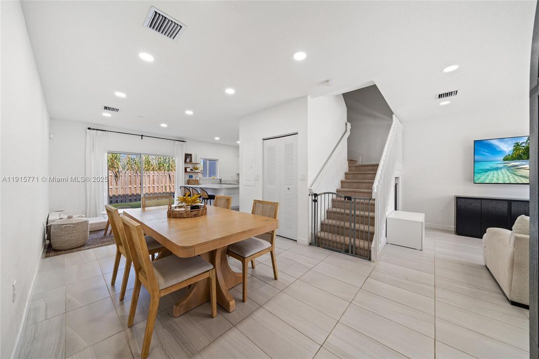 For Sale: $340,000 (3 beds, 2 baths, 1464 Square Feet)