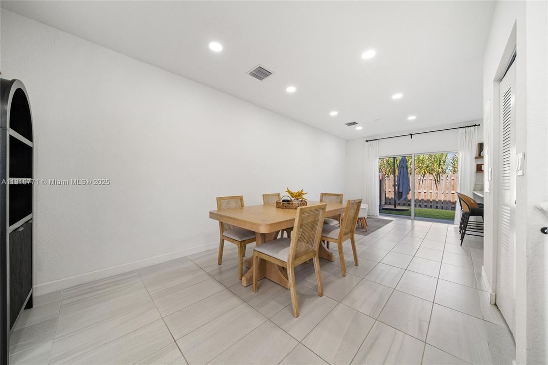 For Sale: $340,000 (3 beds, 2 baths, 1464 Square Feet)