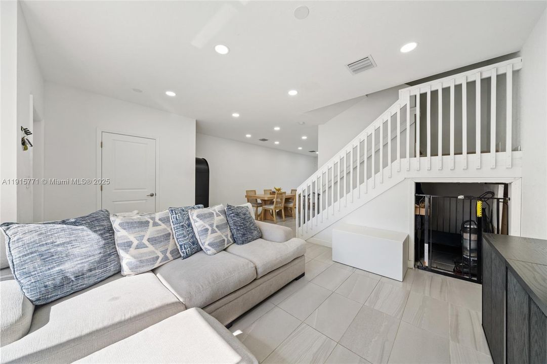 For Sale: $340,000 (3 beds, 2 baths, 1464 Square Feet)