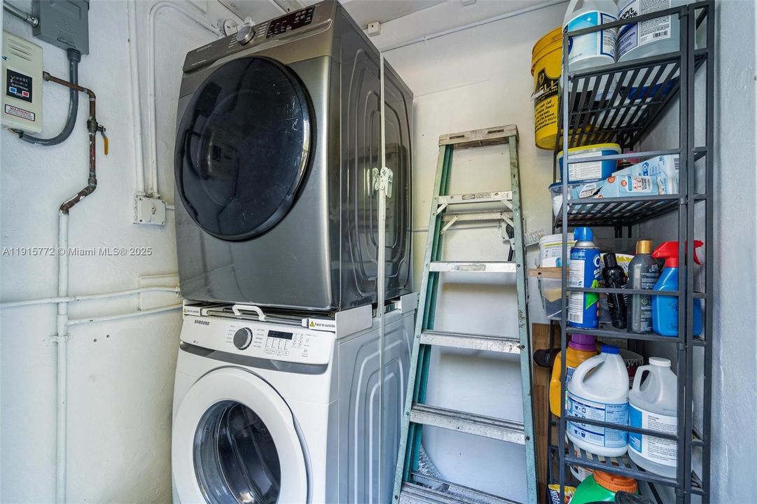 Active With Contract: $999,500 (3 beds, 2 baths, 1515 Square Feet)