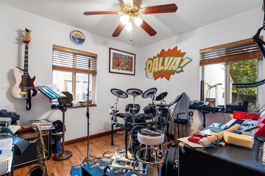 Active With Contract: $999,500 (3 beds, 2 baths, 1515 Square Feet)