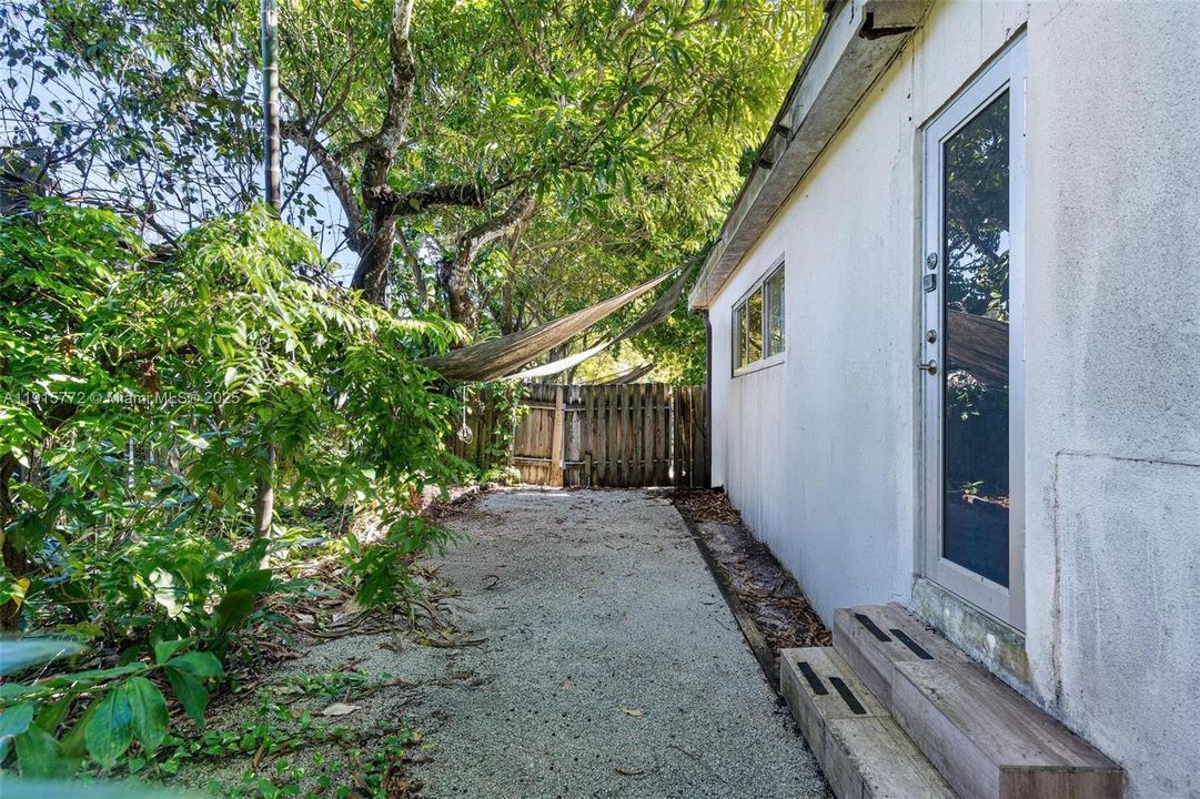 Active With Contract: $999,500 (3 beds, 2 baths, 1515 Square Feet)