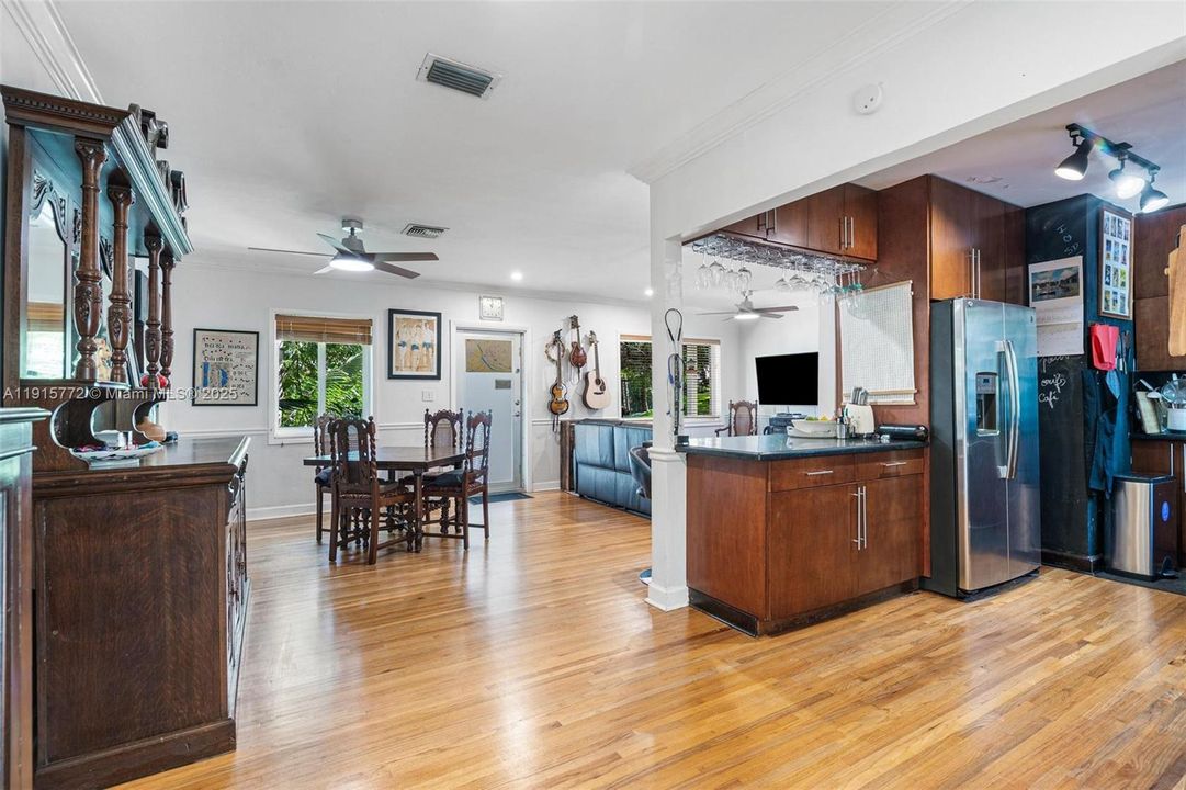 Active With Contract: $999,500 (3 beds, 2 baths, 1515 Square Feet)